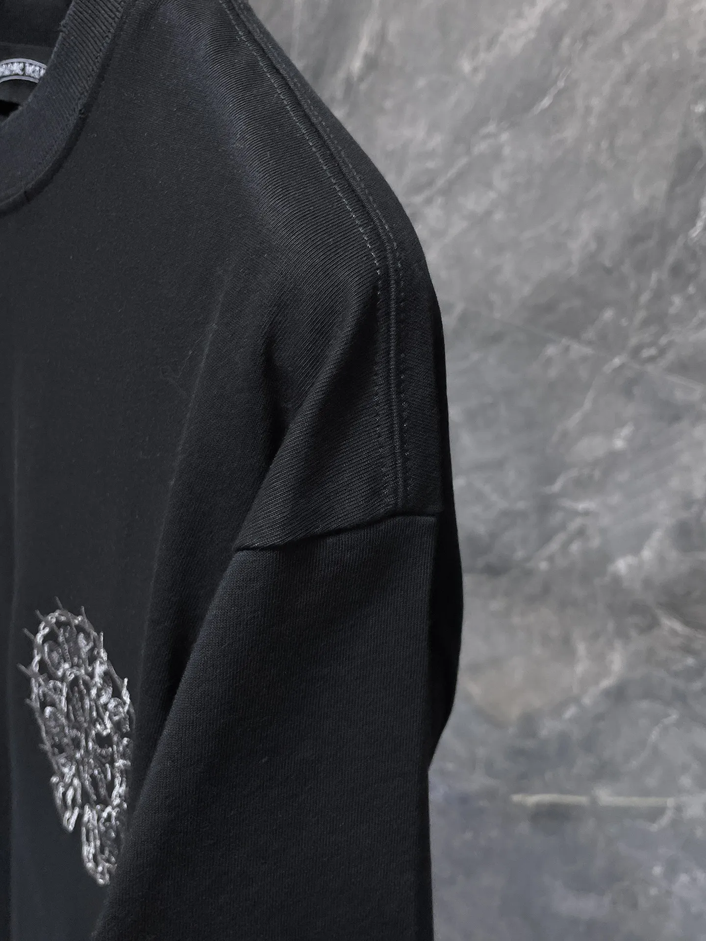 P166 New Chrome Hearts 25ss for summer. High gram weight, environmentally friendly and high-quality top-grade fabric. 280g. Heavy-duty horseshoe roller frayed embroidered short sleeves. Counter synchronization. Re-engraved version 1:1. Recommended color: black white. Size: S, M, L, XL.